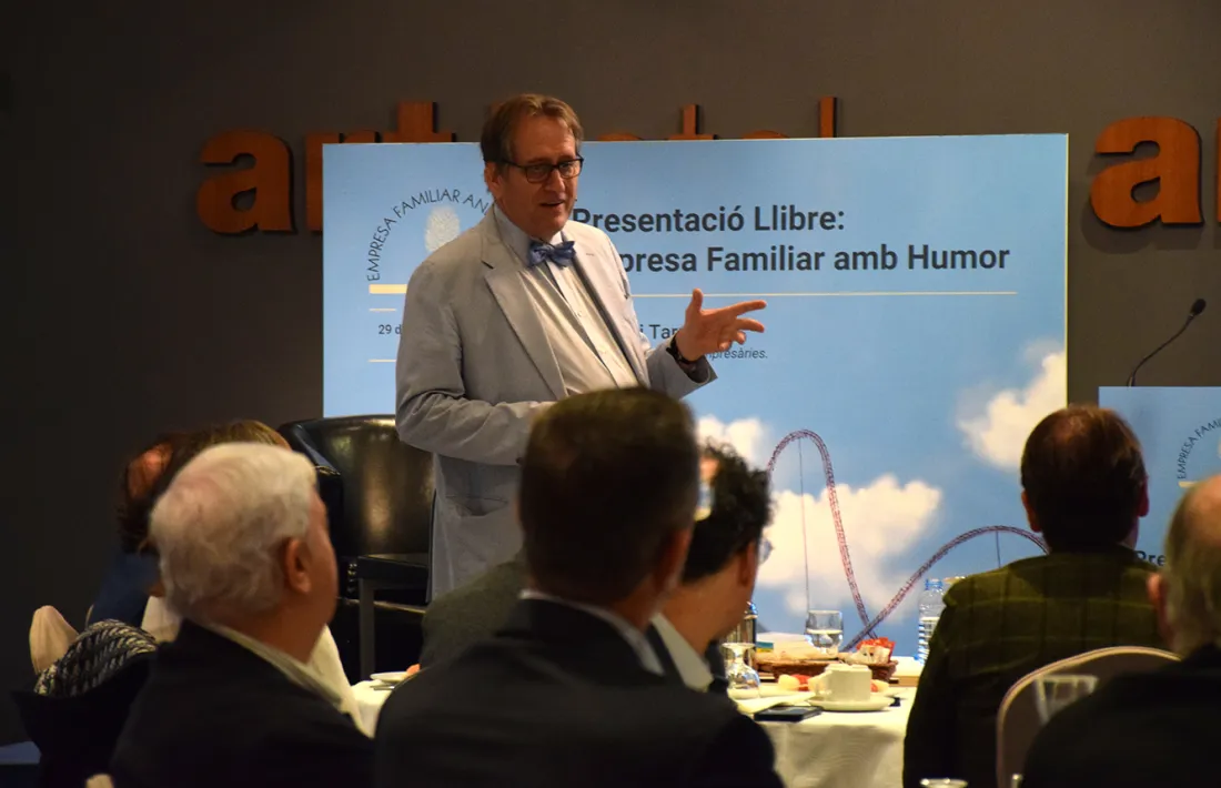 El conseller de famílies empresàries Jordi Tarragona, durant la presentació del seu llibre.