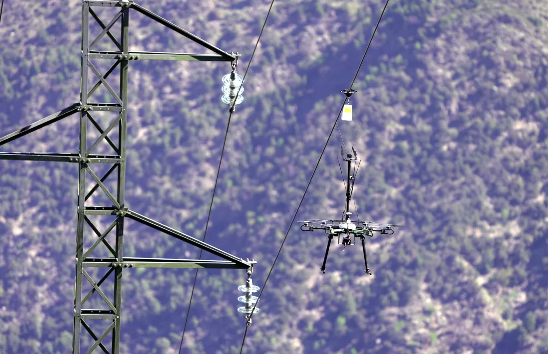 Un dron instal·lant un dels elements catadiòptrics sobre la línia, al municipi de Rialp, al Pallars Sobirà. 