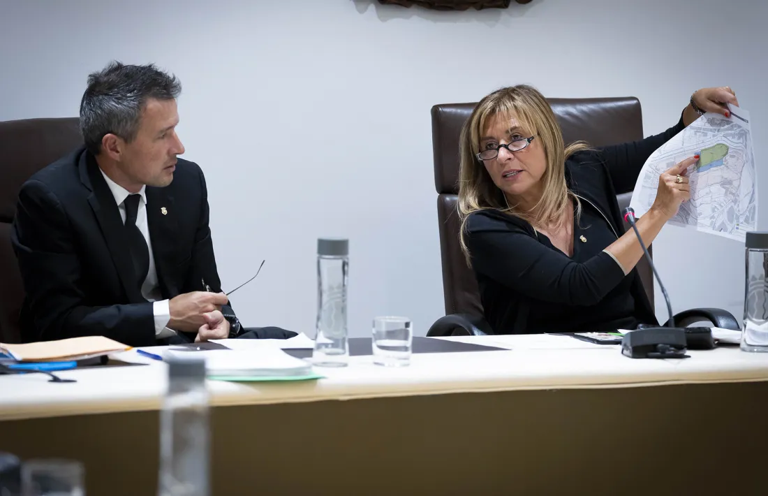 Marsol mostra els plànols dels terrenys on aniran el multifuncional i l’Estadi Comunal.