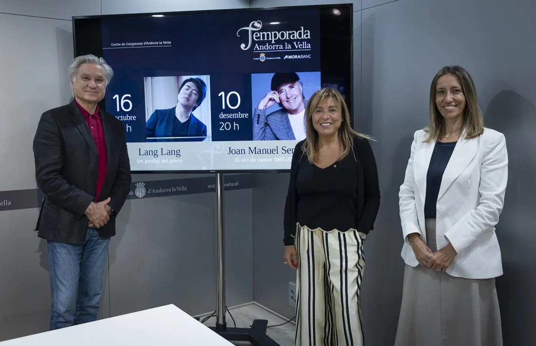 La cònsol Conxita Marsol, entre Josep Maria Escribano i Mireia Maestre, en la presentació de la 28a Temporada.