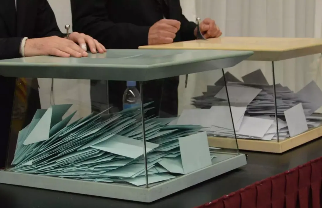 Dues urnes electorals.