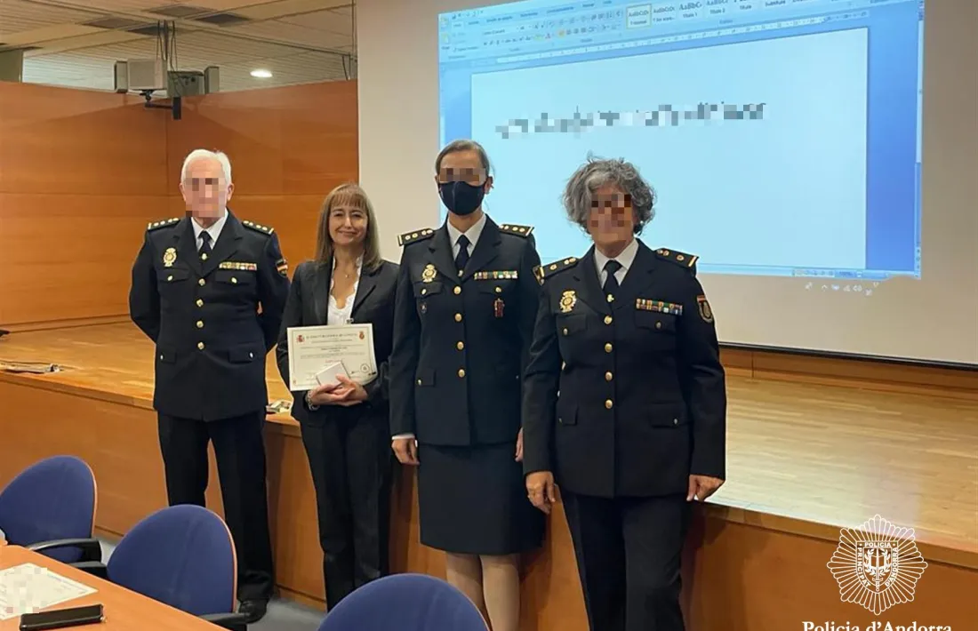 La comissària major, Teresa Ferreira, amb el diploma obtingut.