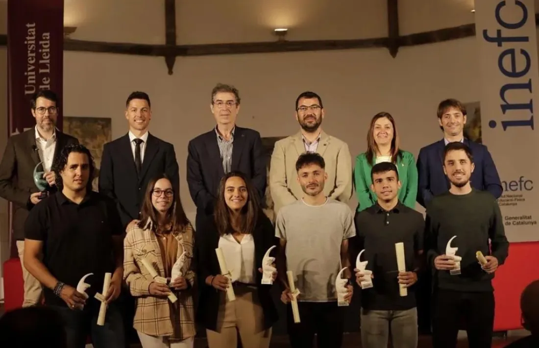 Foto de grup, amb autoritats, convidats a l’acte inaugural i els estudiants que van assistir per recollir el premi en persona. D’altres van saludar a través d’un vídeo. 