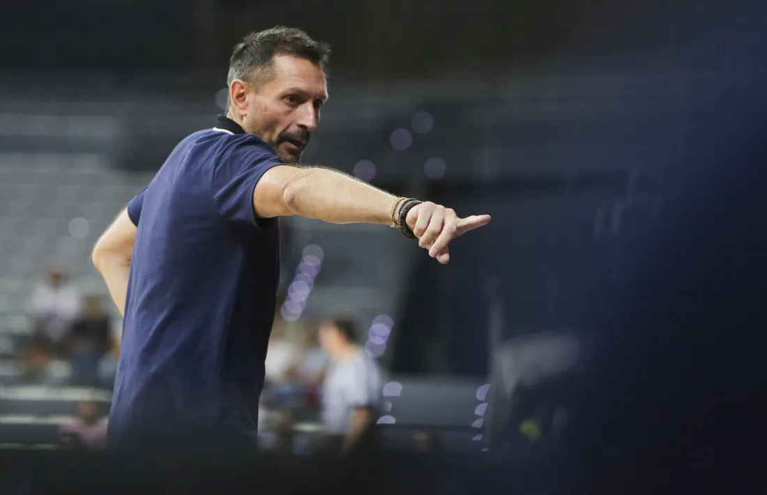 Natxo Lezkano, entrenador del BC MoraBanc donant instruccions als seus jugadors.