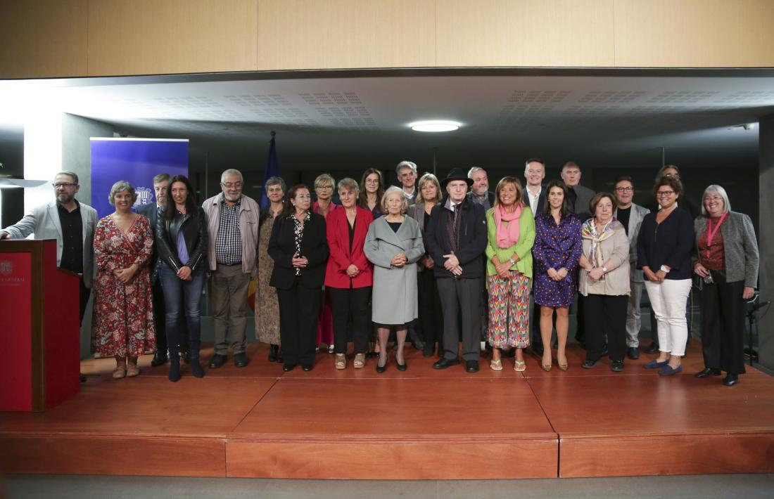 Foto de família dels guanyadors dels premis Àgora amb representants institucionals i presentadors, ahir al Consell General.