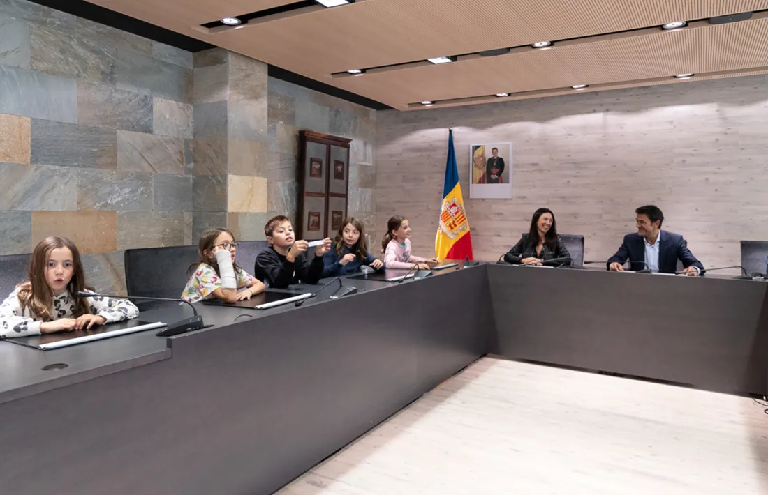 Els cònsols d'Ordino, Josep Àngel Mortés i Eva Choy, amb els infants de l'escola francesa.