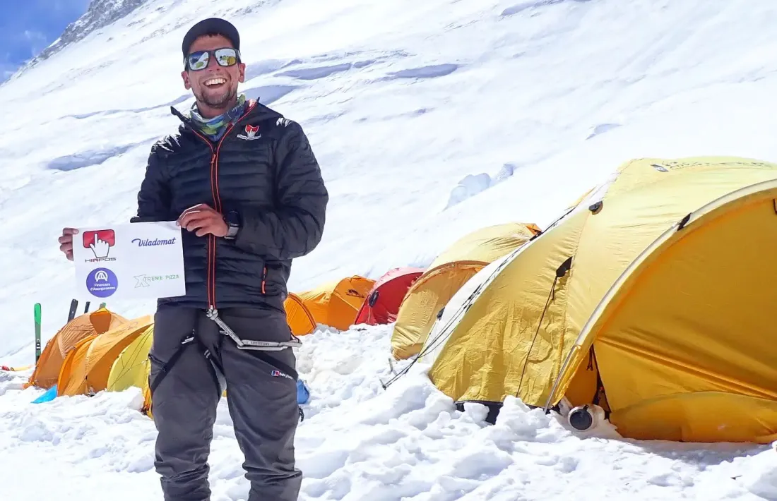 L’alpinista gallec, resident al país des dels 6 anys, amb el Manaslu de fons.