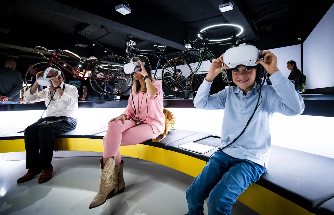 El BiciLab disposa entre d’altres gadgets tecnològics d’unes ulleres de realitat virtual amb fil directe amb Purito Rodríguez.