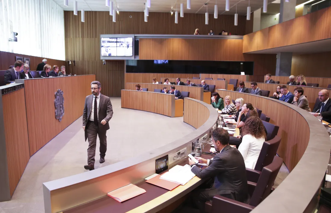 El ministre de Finances, Eric Jover, es dirigeix a la tribuna per defensar el projecte de llei ahir al Consell General.