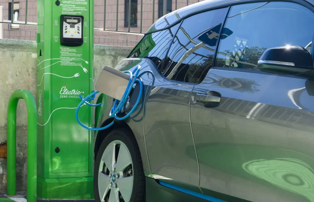 Imatge d’arxiu d’un vehicle elèctric carregant-se en un dels punts de recàrrega que hi ha distribuïts pel Principat.