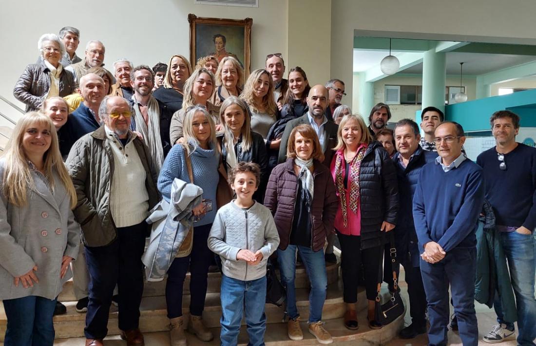 Descendents d’aquells primers ‘colons’ emigrats des de Tuixent, amb autoritats de la municipalitat argentina. 