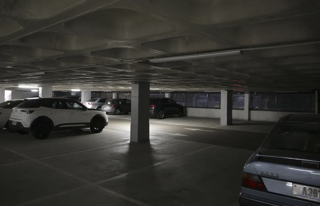 Imatge del pàrquing Centre Ciutat amb molta menys llum del que és habitual.