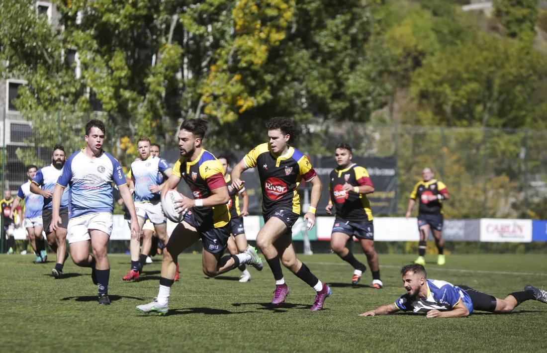 Pep Arasanz escapa d’un rival de l’RC Spartans de Granollers.