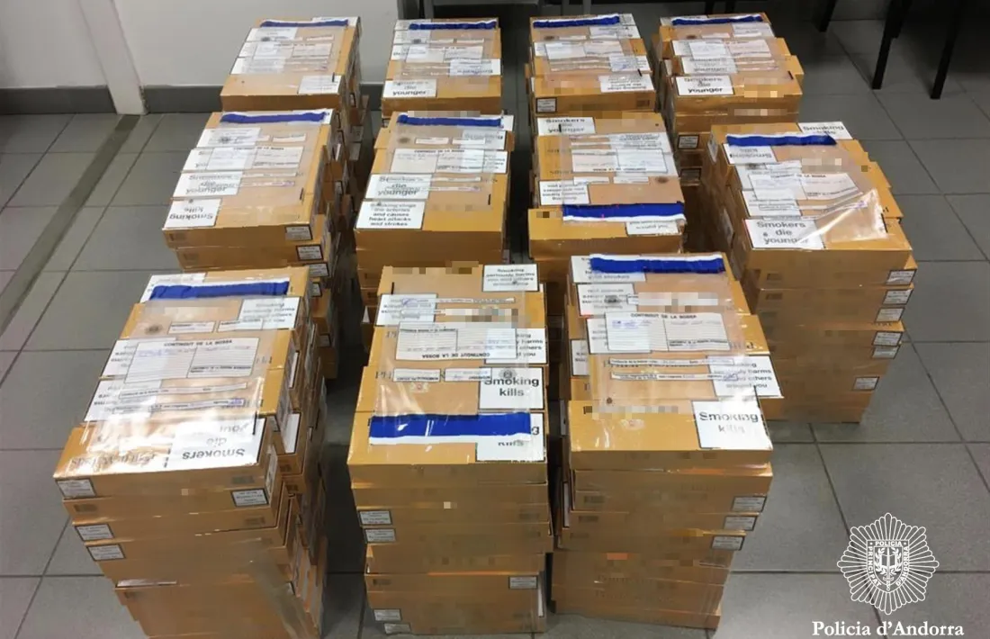 Els paquets de tabac trobats al detingut.