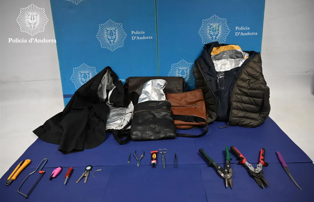 Roba i material que utilitzaven els detinguts per cometre els furts.
