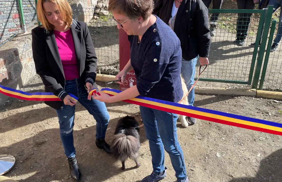 Gili i Vendrell tallen la cinta per donar el parc per inaugurat.