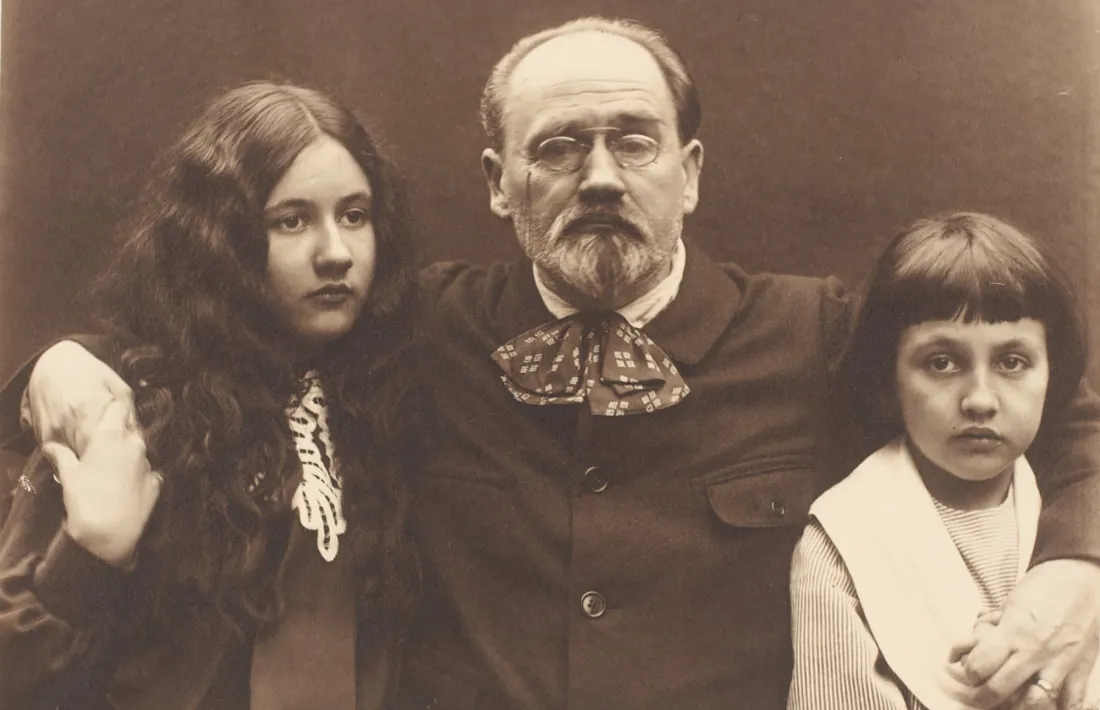 Autoretrat d’Émile Zola amb els seus dos fills, Jacques i Denise, cap al 1900, poc abans de morir.