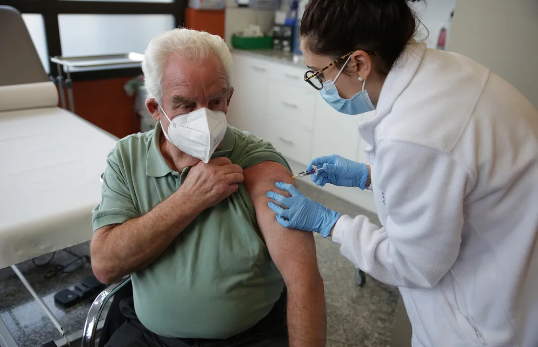 Un padrí rep el vaccí contra la grip.