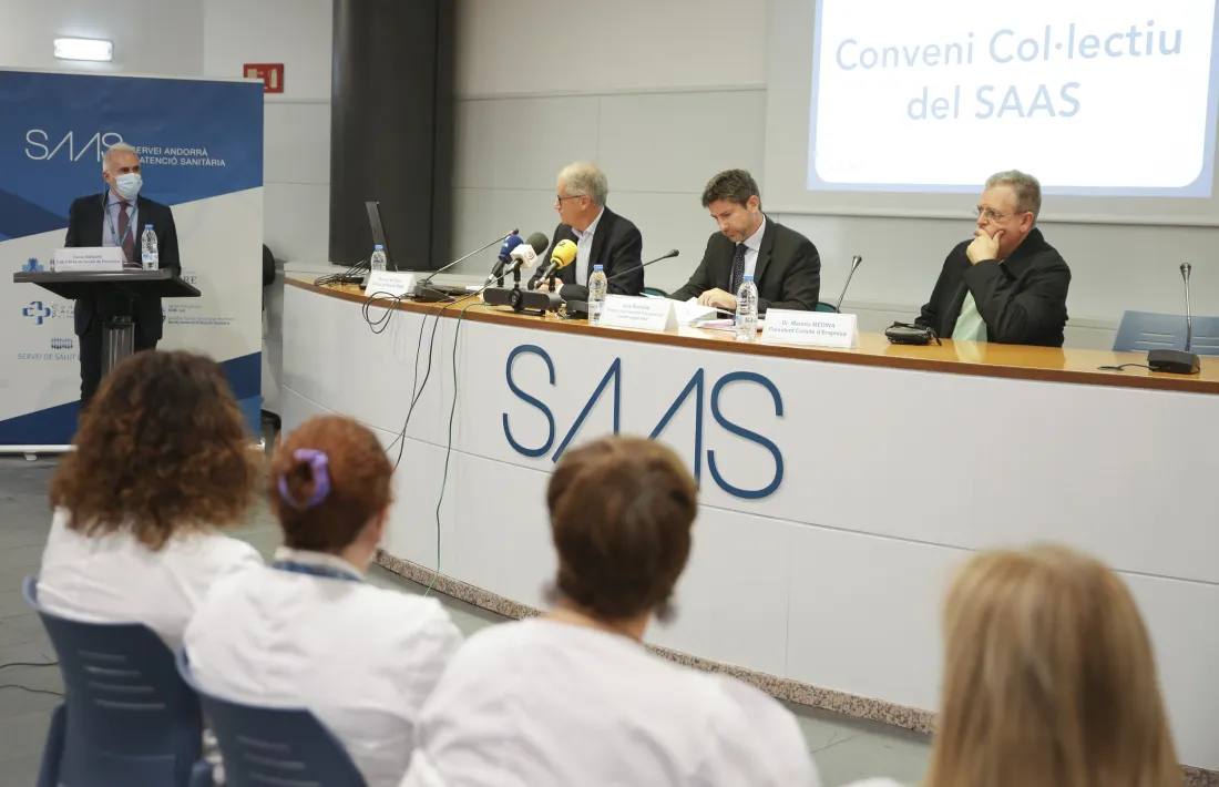 Piqué, Buendía i Medina durant la presentació del conveni col·lectiu del SAAS, ahir al matí a la sala d’actes de l’hospital.