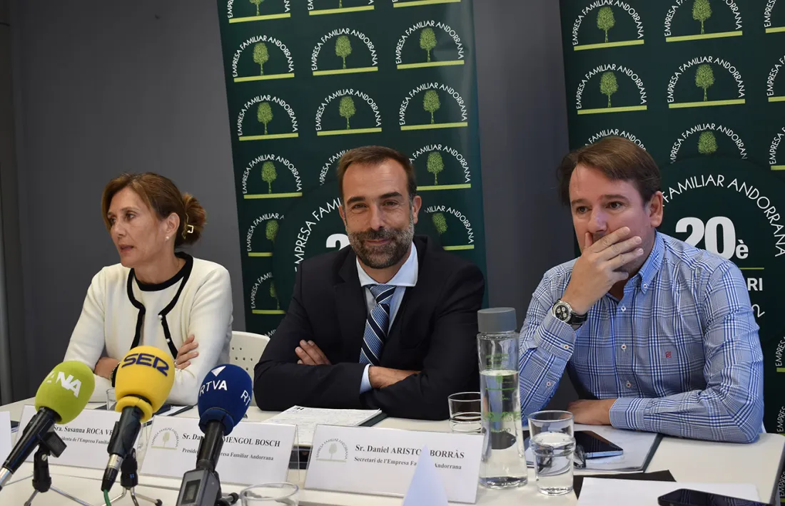 El president de l'EFA, Daniel Armengol, entre la vicepresidenta, Susanna Roca, i el secretari, Daniel Aristot