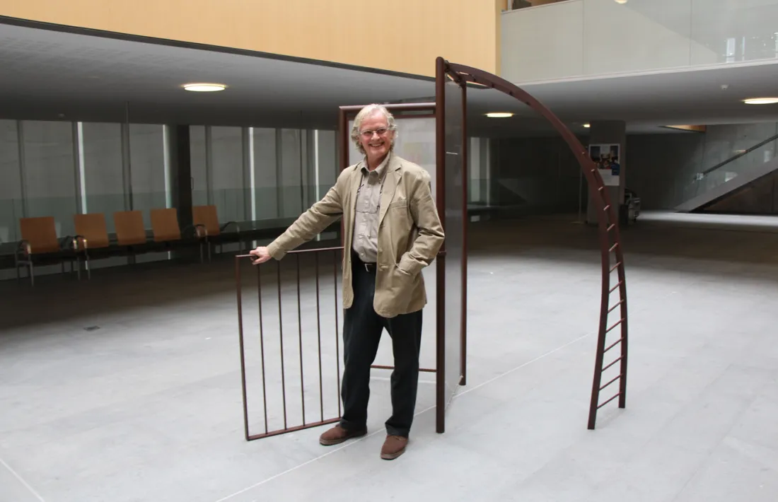 Roqué, amb la peça ‘Off’ que el 2014 va cedir al Consell General: avui s’exposa a la planta baixa del Parlament.