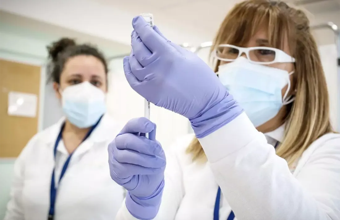 Una infermera amb una vacuna contra la Covid-19.