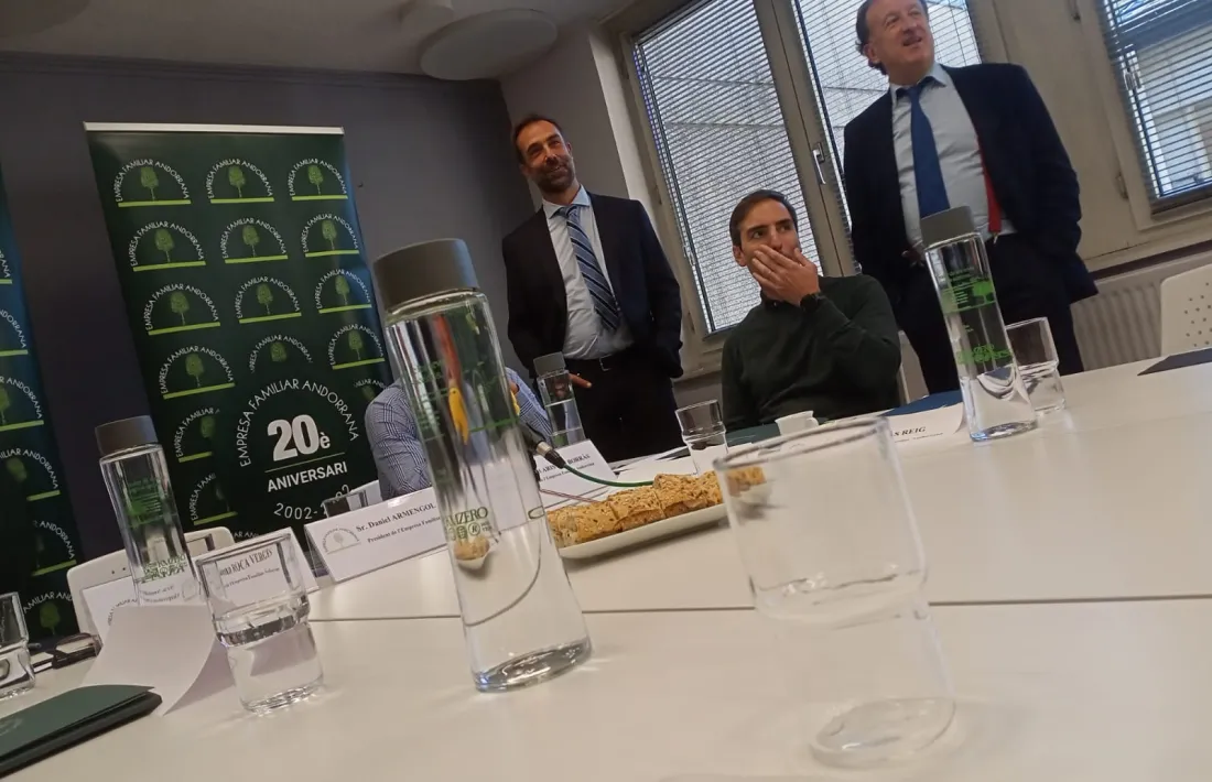 El president de l’EFA, Daniel Armengol, al fons, i el secretari tècnic de l’entitat, Joan Tomàs, a la dreta, a l’esmorzar d’ahir amb la premsa.