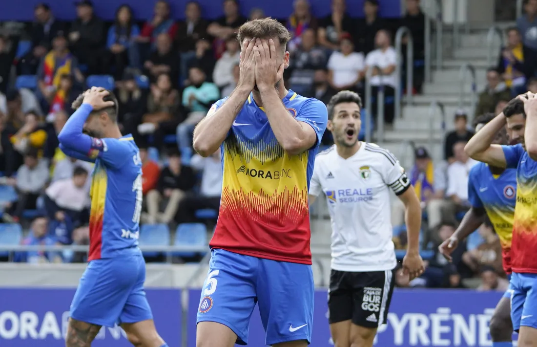 Adrià Vilanova i Carlos Martínez es lamenten d’una de les ocasions perdonades davant el porter del Burgos, Caro.