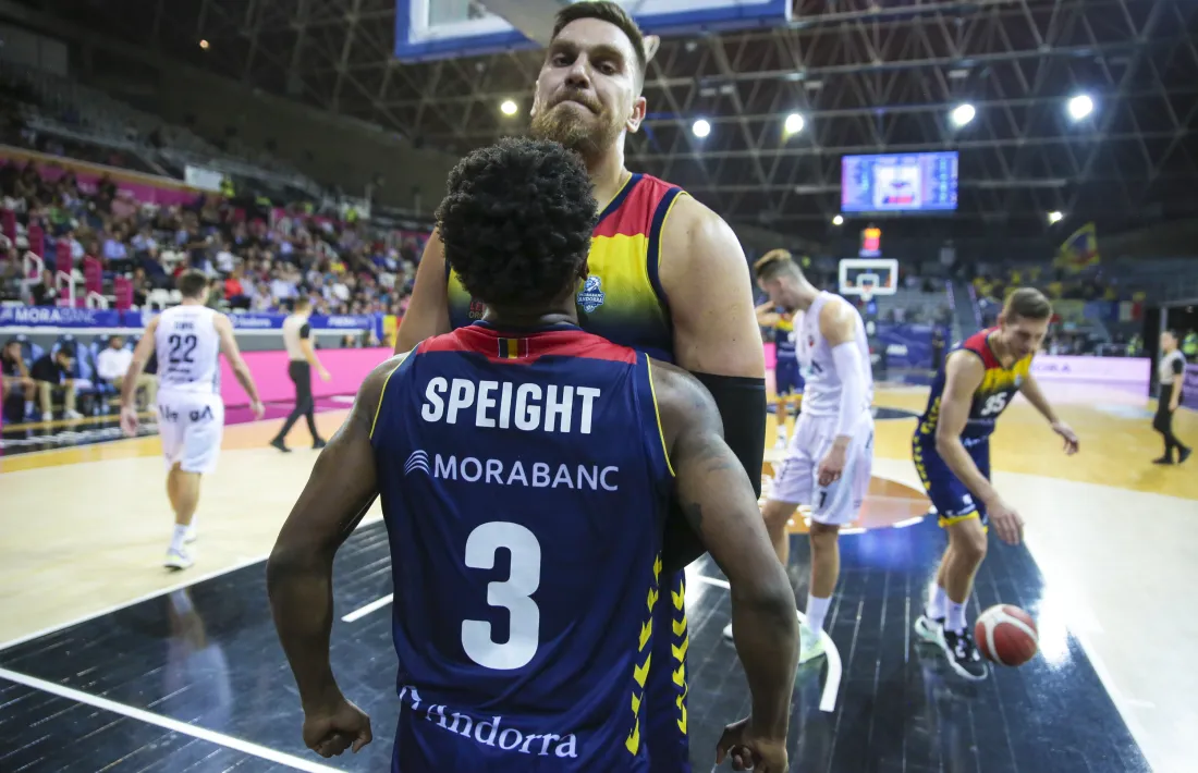 Marin Maric i Micah Speight celebren una de les jugades contra el Grupo Alega.