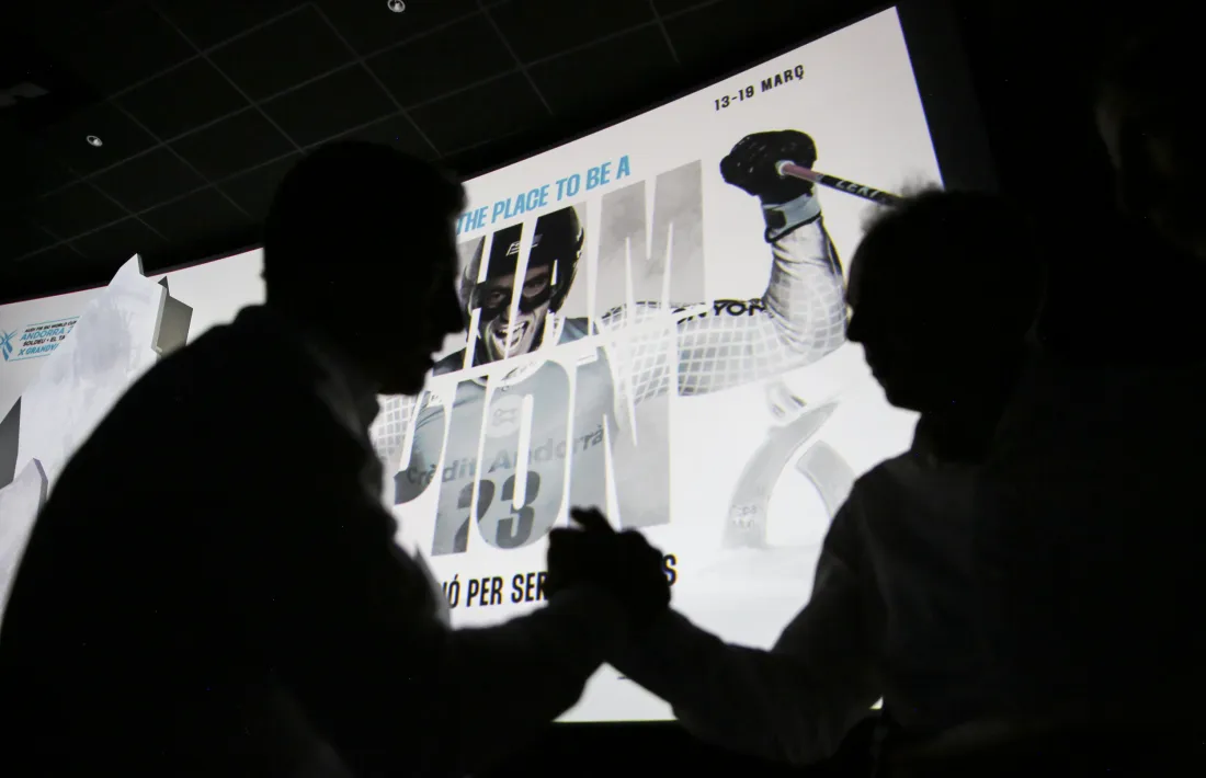 David Ledesma i David Hidalgo se saluden i també es feliciten en la presentació de la campanya de les finals de la Copa del Món del 2023 amb Joan Verdú de fons.