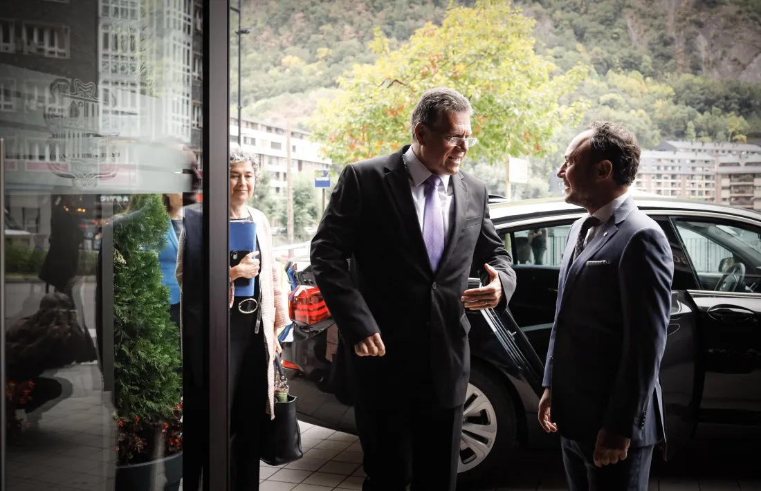 Xavier Espot va rebre Maroš Šefcovic a l’entrada de l’edifici administratiu.