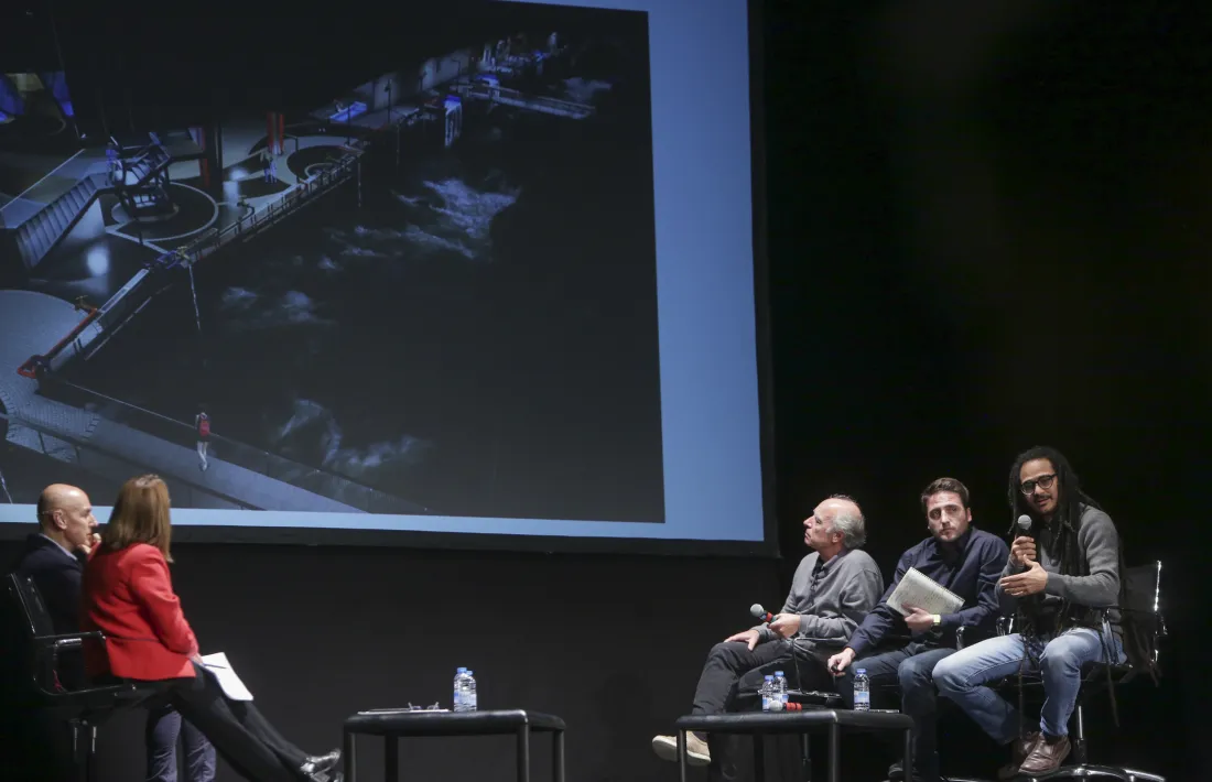 Un moment de la reunió de poble a la sala del Prat del Roure, avui.