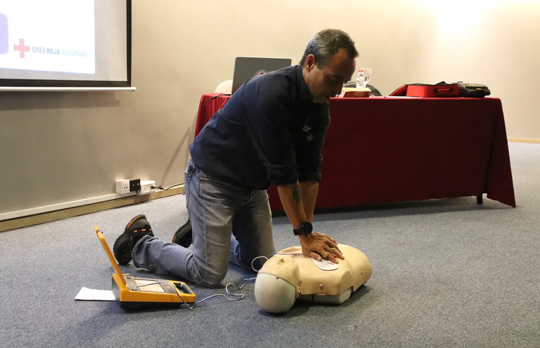 El director de Socorrisme i Formació de la Creu Roja, Quim Fenoll, duent a terme una maniobra de reanimació.