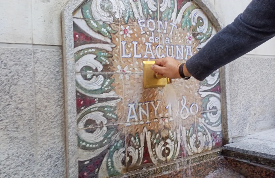 La ceràmica de la font de la Llacuna és obra de Sergi Mas. L’aixeta torna a funcionar.