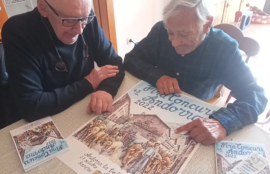 Casi Arajol i Sergi Mas contemplen la versió definitiva del cartell de la fira, dijous a casa de l’artista lauredià.