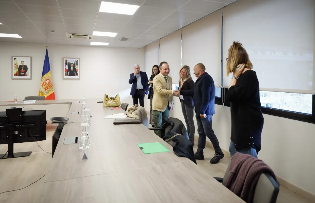 Xavier Espot saluda Gabriel Ubach en la darrera reunió del Consell Econòmic i Social.