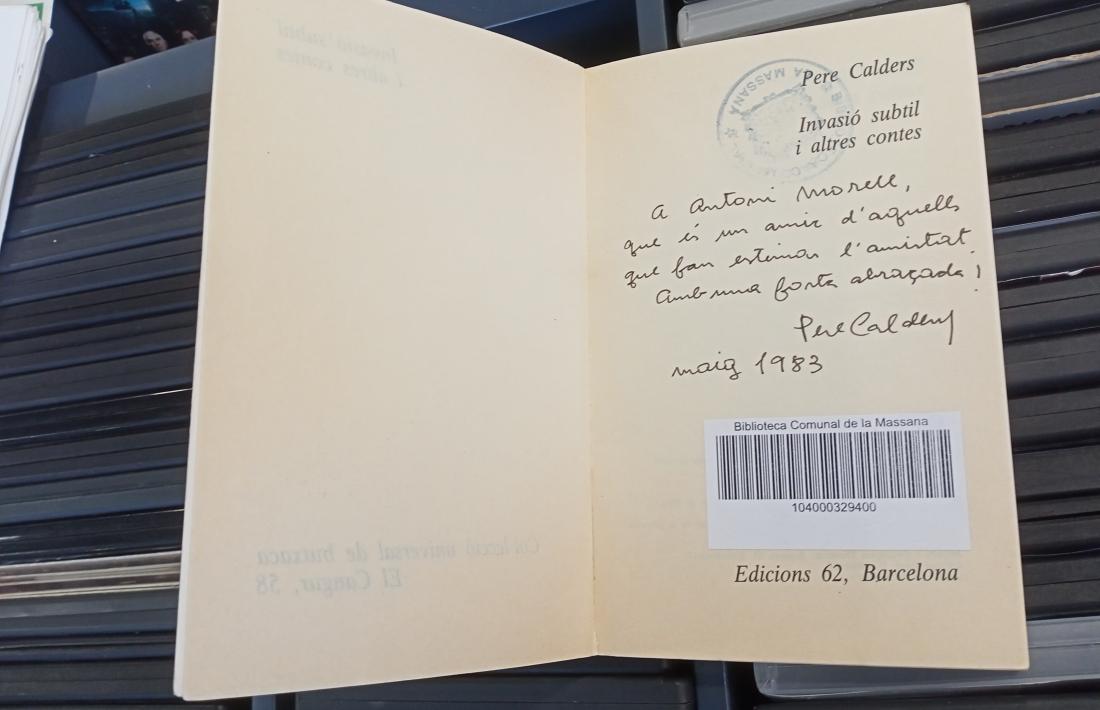Exemplar d’‘Invasió subtil? que havia pertangut a Antoni Morell amb dedicatòria autògrafa de Pere Calders.