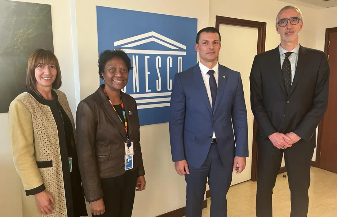 El ministre Jordi Gallardo amb Noéline Raondry, secretària del programa de Reserves de la Biosfera de la Unesco, a París.