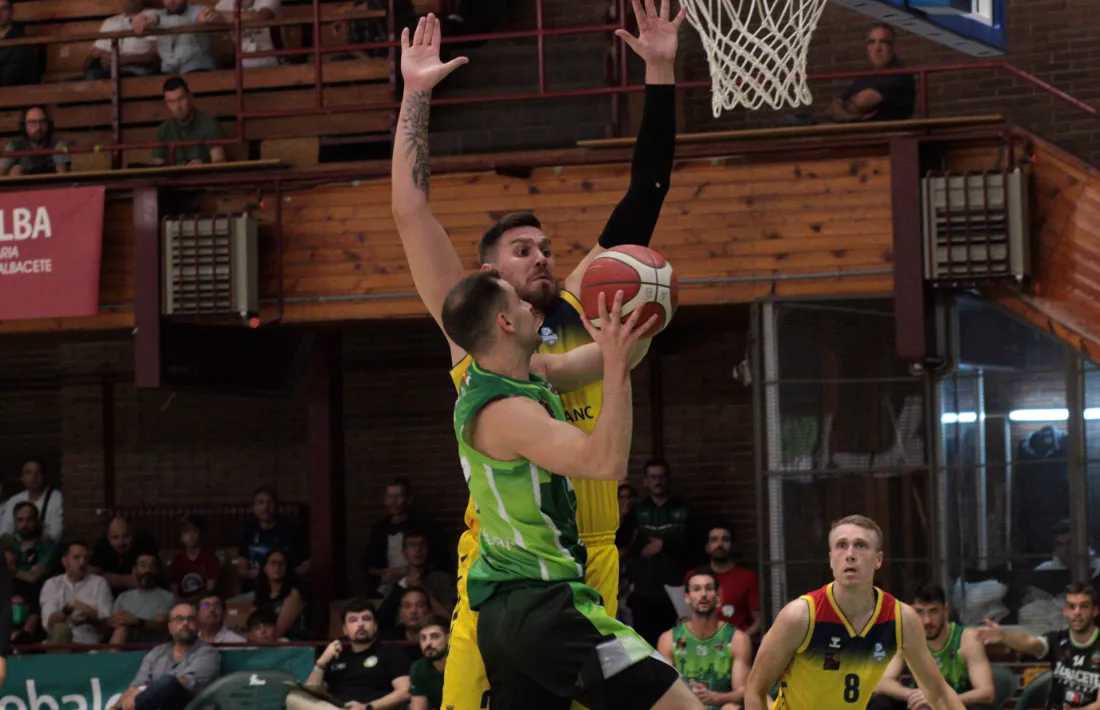 Marin Maric, en el partit contra el Bueno Arenas Albacete, defensant una acció del català Gerard Blat.