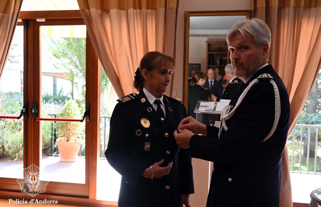 La comissària major de la policia, Teresa Ferreira, en el moment de rebre la condecoració.