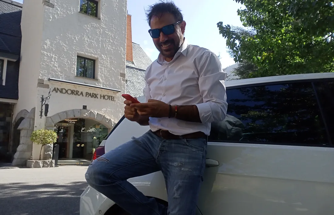 Patxi Leiva,  a punt d’una audició de ‘Però mira com beuen’ a l’Spotify del seu mòbil.