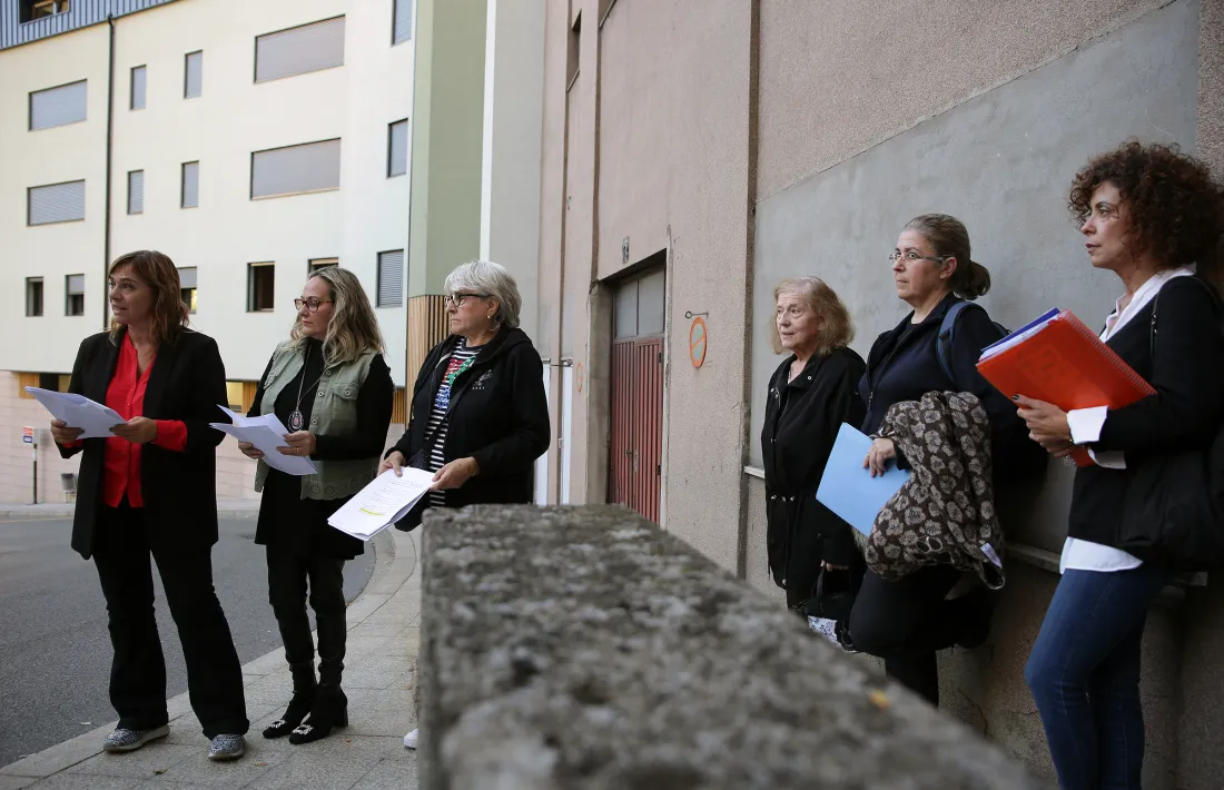 Les associacions han exposat els seus neguits a l’exterior de l’antiga clínica Santa Coloma.