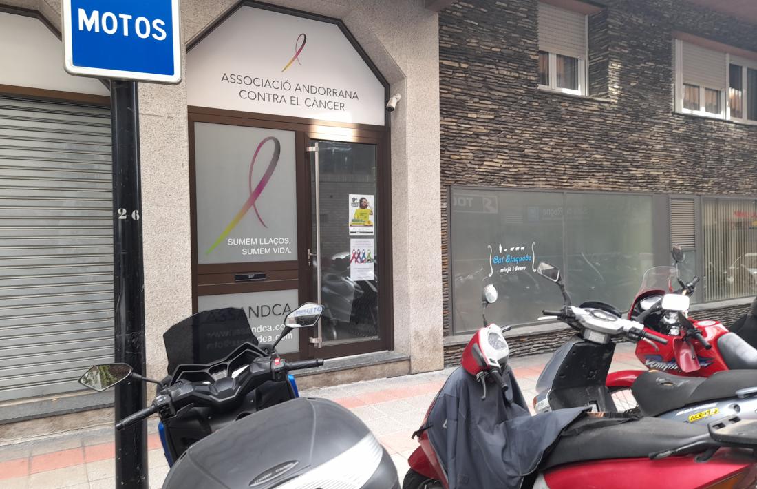 Entrada del local d'Assandca al carrer Alzinaret.