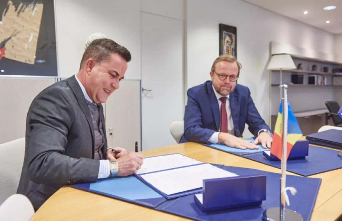 Forner i Berge durant l'acte de signatura.