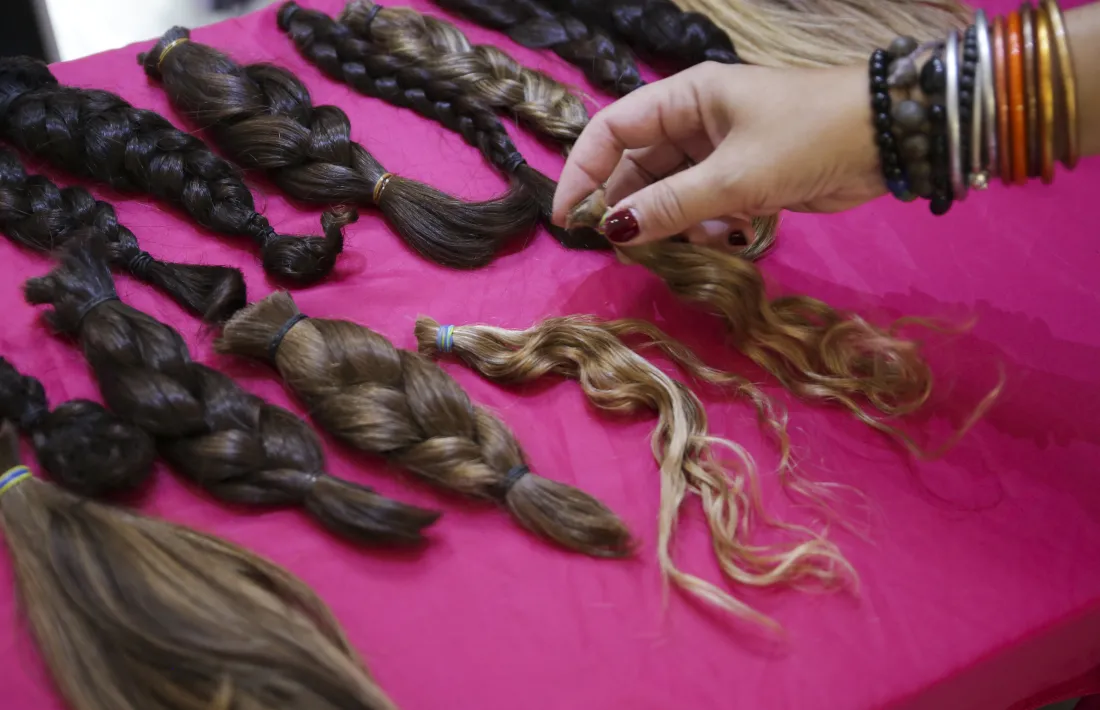 Algunes de les cues i trenes tallades o donades.