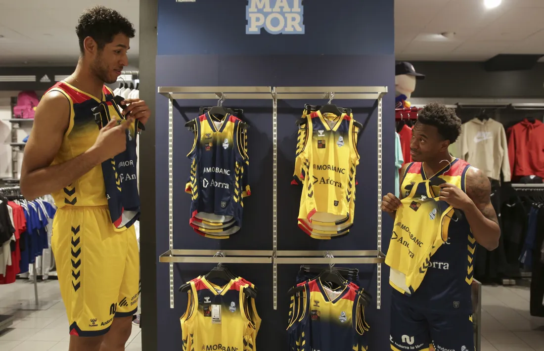 Felipe Dos Anjos i Micah Speight, al punt de venta.