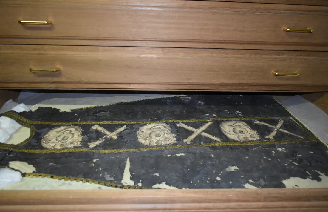 La casulla la vestia el mossèn per dir la Missa de Difunts i de Divendres Sant.