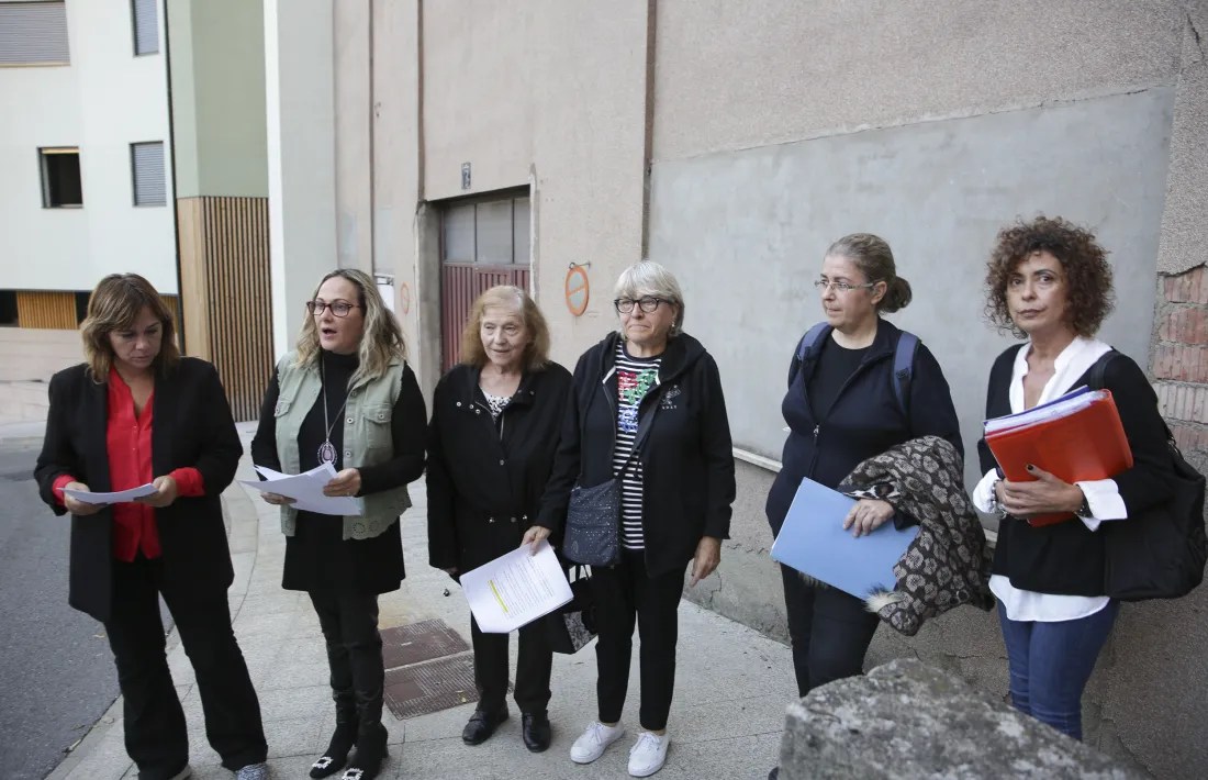 Les associacions van mostrar els seus neguits davant l’antiga clínica Santa Coloma.