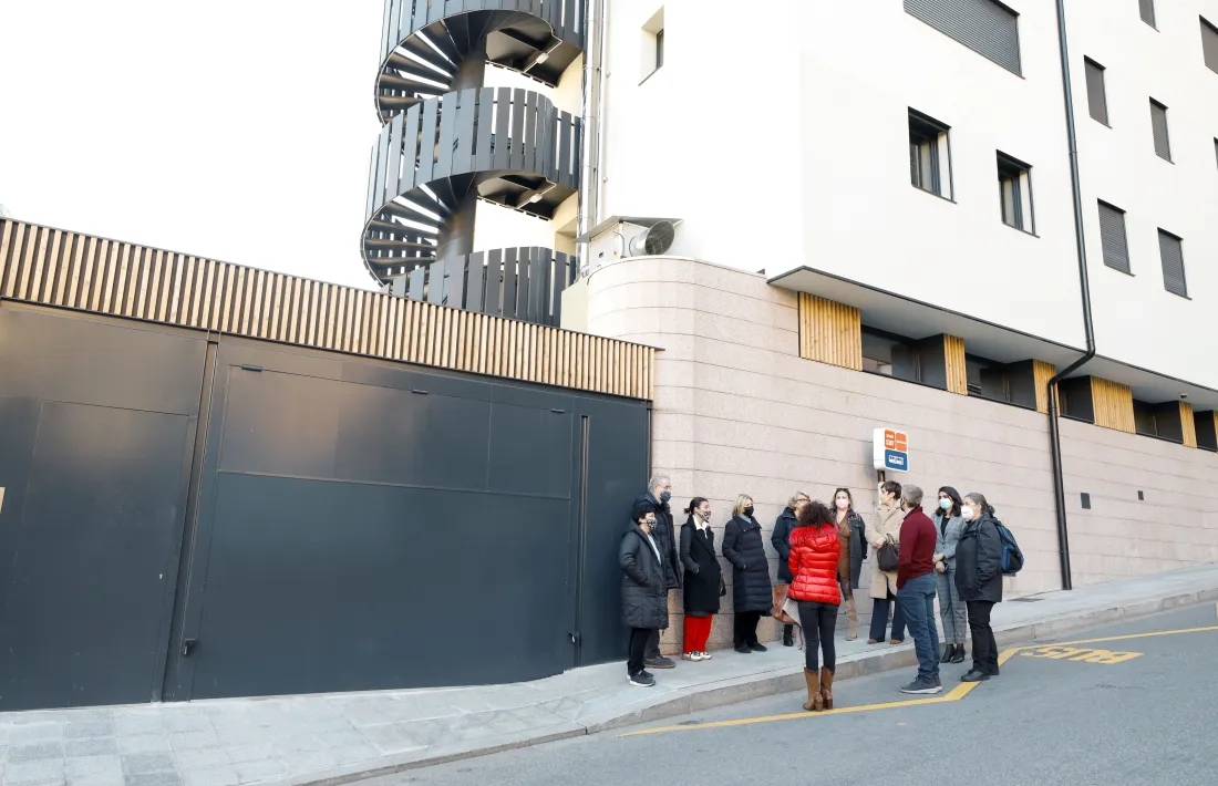 Membres de les associacions i del ministeri en una visita al CREI.