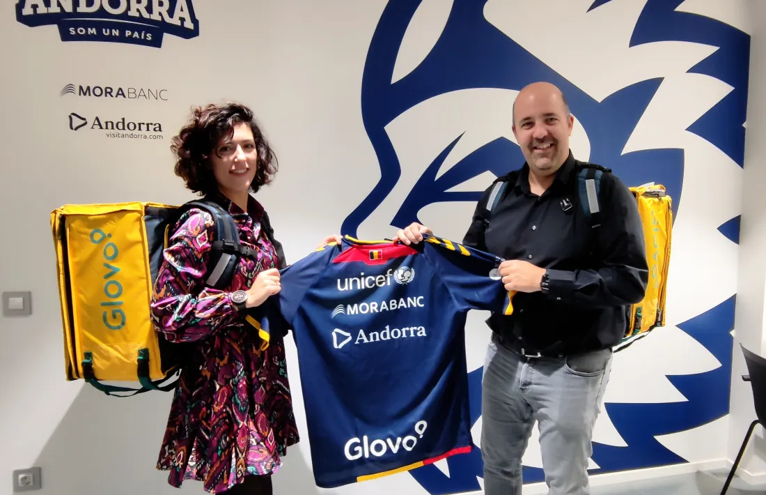 Gorka Aixàs amb Itziar Pérez, amb la samarreta del BC MoraBanc i les motxilles de Glovo.